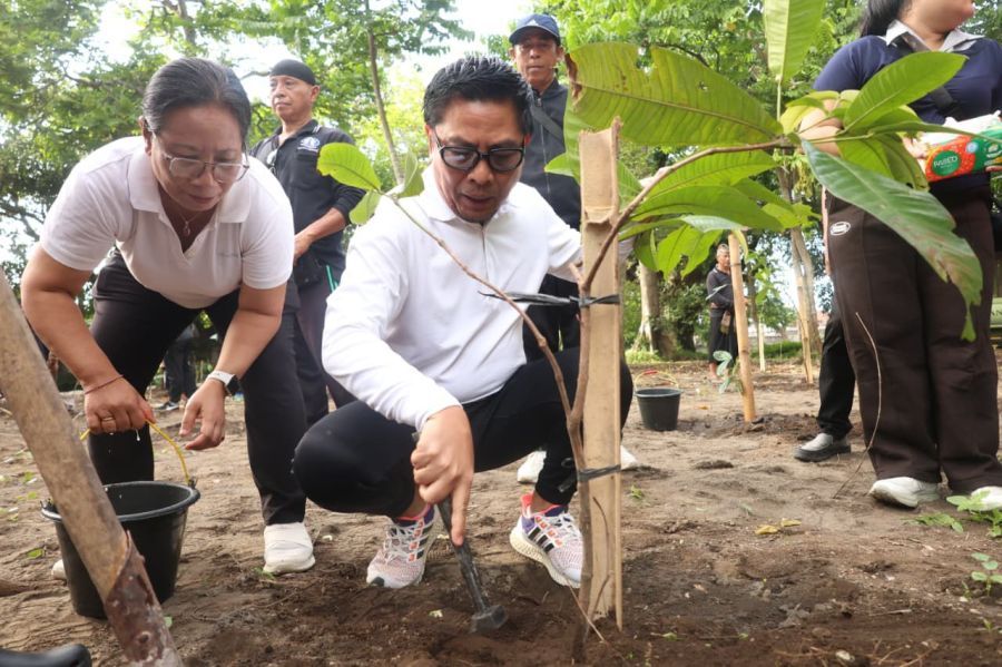 podiumnews.com-Pemkot Denpasar Tanam Pohon Demi Ketangguhan DAS dan Paru-paru Kota 